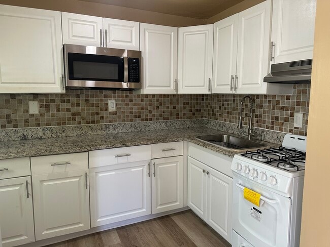 124 S Oleander Ave unit 3, Daytona Beach, FL 32118 - photo 3