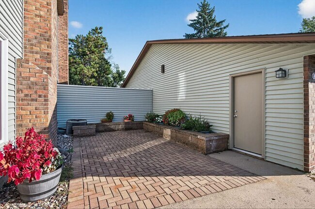 4682 Lenore Ln, Saint Paul, MN 55122 - photo 2