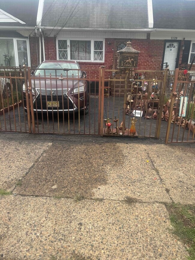 1131 Lakeshore Dr, Camden, NJ 08104