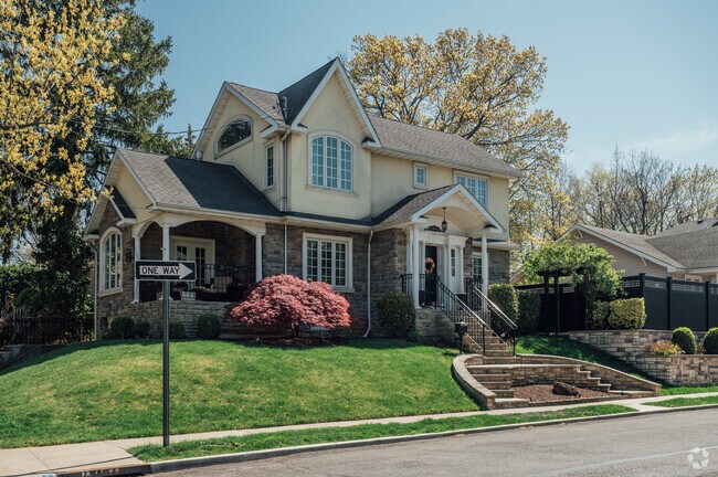 Upscale homes line the Fort Wadsworth on the North side.