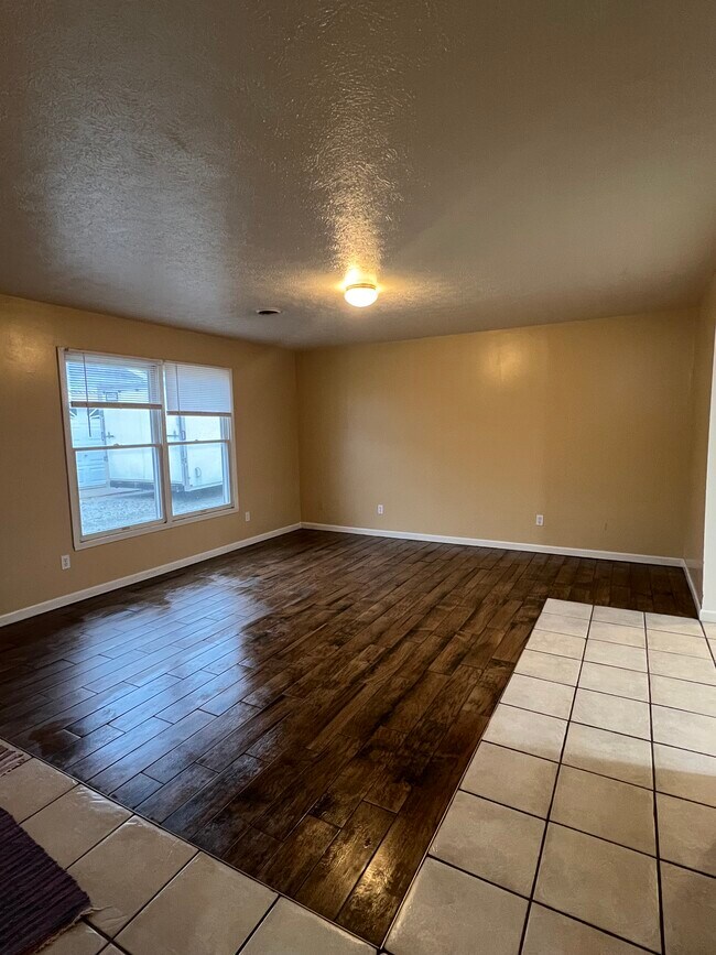 605 N Main St unit A Apt, Monticello, IN 47960 - photo 5