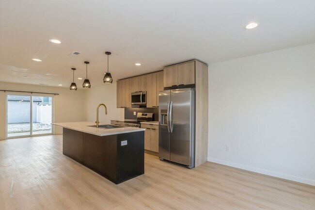 417 C Ave NW, Cedar Rapids, IA 52405 - photo 2