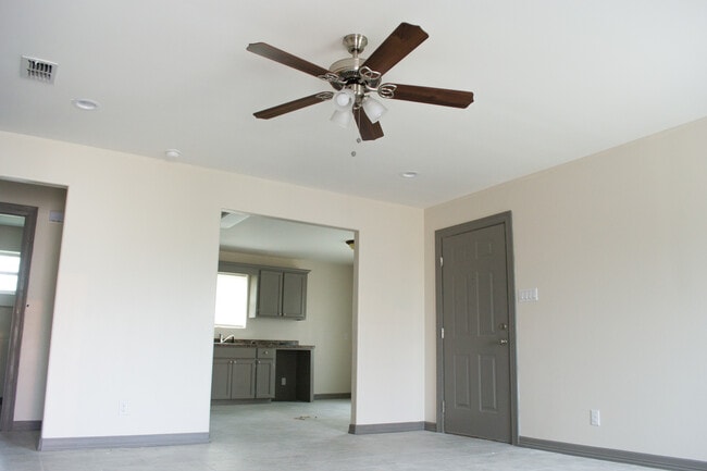 1010 Jesse St unit Upstairs, Weslaco, TX 78596 - photo 6