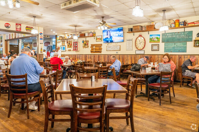 Longstreet Cafe near Bradford-Ridgewood serves American style food in a cafeteria setting.