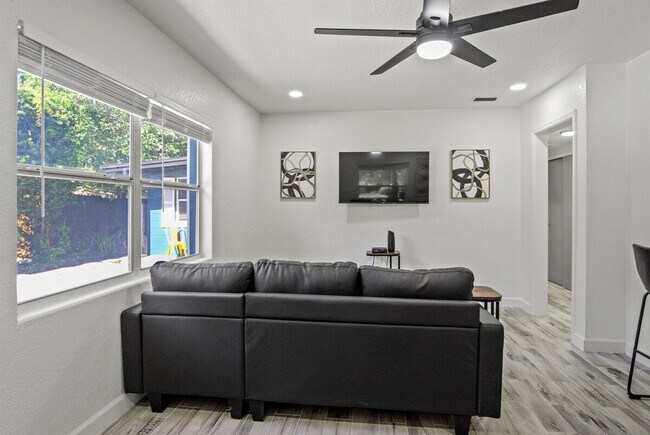 1422 Dauphin Ln unit ID1094223P, Orlando, FL 32803 - photo 5