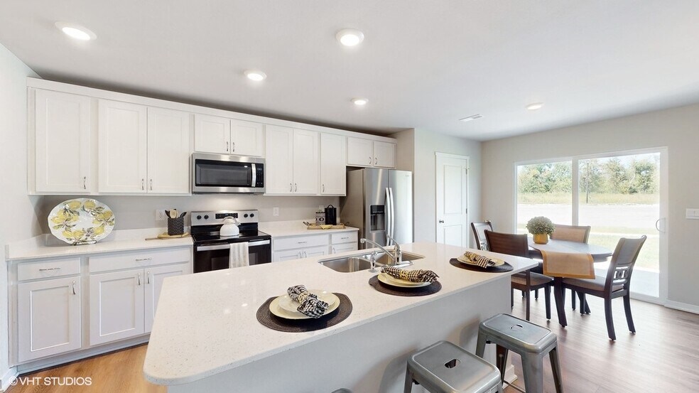 2464 Chloe Ln, Hiawatha, IA 52233 - photo 1