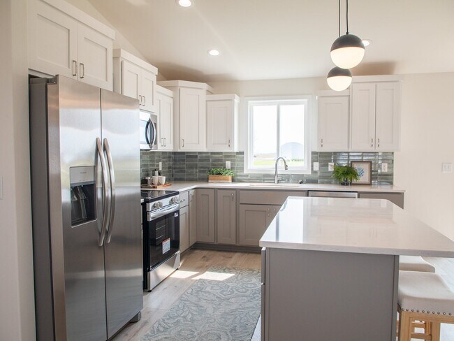 405 Wren Dr, Grand Forks, ND 58201 - photo 5