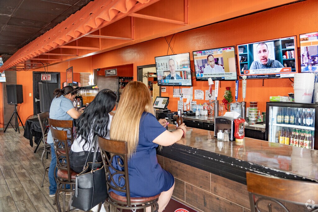 Wings Rings Texas 83 has the best chicken wings in Penitas Tx.