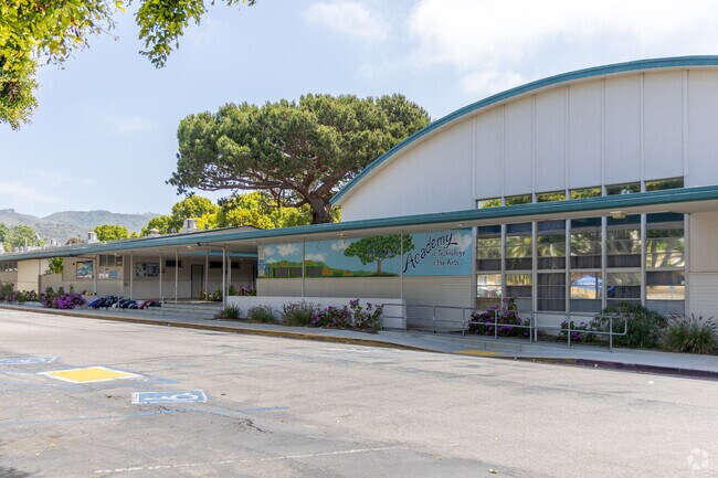 The De Anza Academy Of Technology And The Arts school in Oak View is another great option for students.