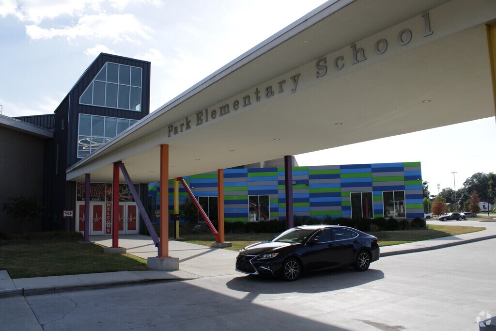 Park Elementary School
in Mid City North is where every student shines academically.