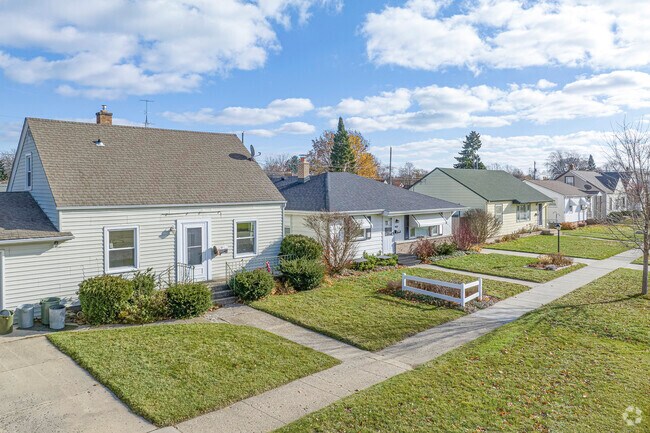 Many of Sunnyside's properties sit close together.