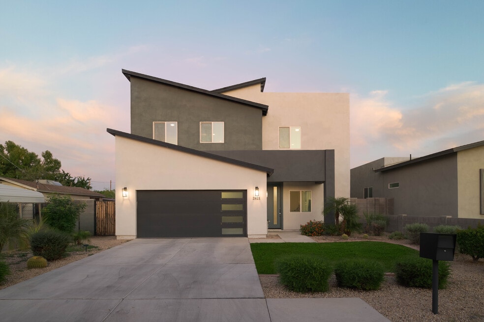 2821 N 28th Place, Phoenix, AZ 85008 - photo 1