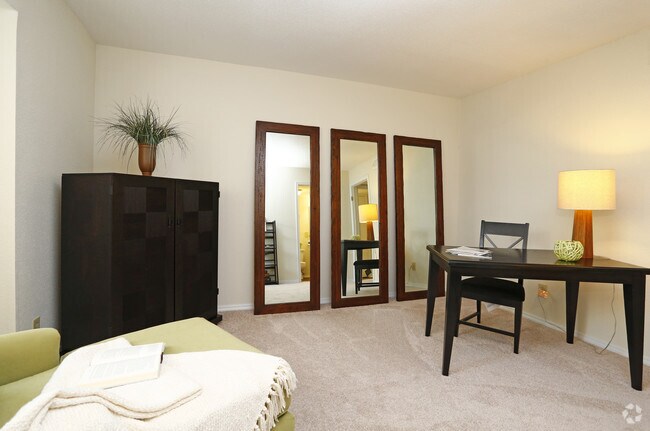 2BR, 2BA - 1002sf A- Bedroom