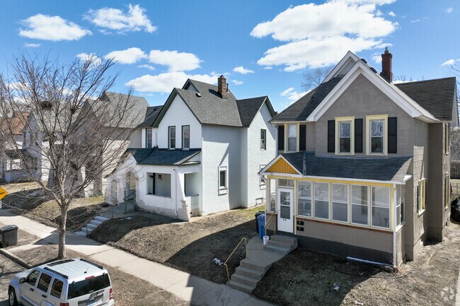 Craftsman-style homes are common houses found in the Holland neighborhood.