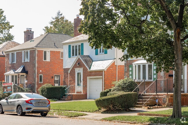 Colonial style homes can be found in Holliswood.