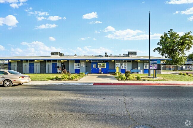 Everett Elementary School in Northwest Modesto, CA sits within a quiet neighborhood.