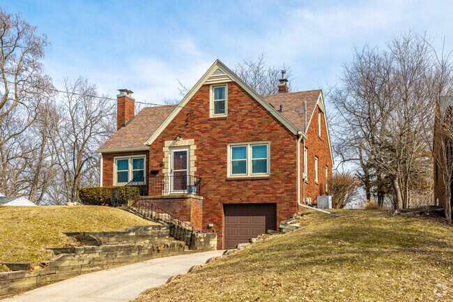 Typical home sin Indianola Hills are brick in strucutre.