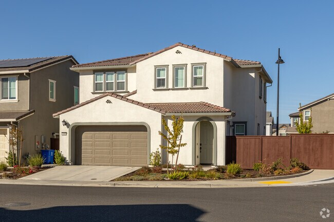 Most homes in Folsom Ranch have small yards.