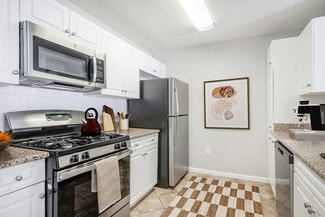 900 Crest Ln, Fort Lee, NJ 07024