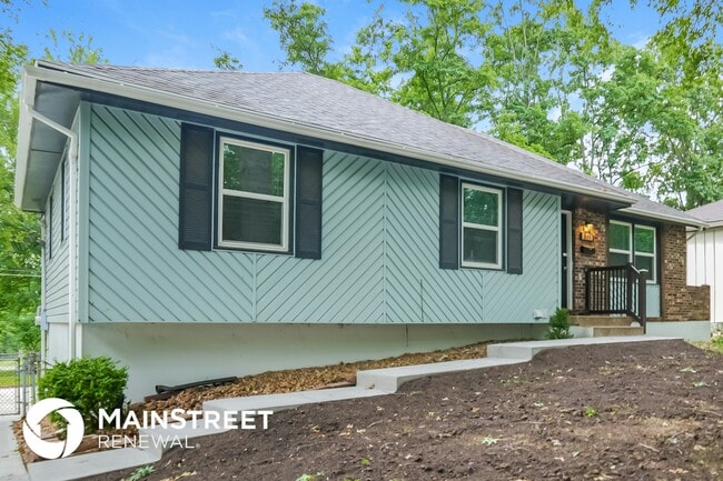 409 N E Sharon St, Lee's Summit, MO 64063 - photo 4