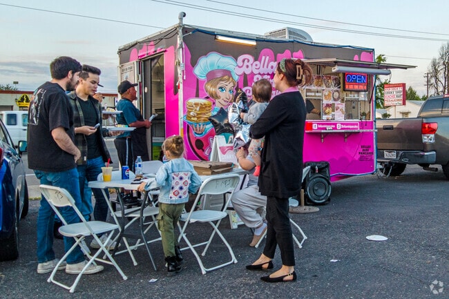 Bellas Mini Pancakes offers custom pancakes for an evening treat in the Roeding Park area.