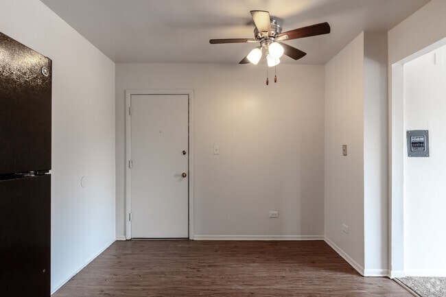 2BR, 1BA - 875SF - Dining