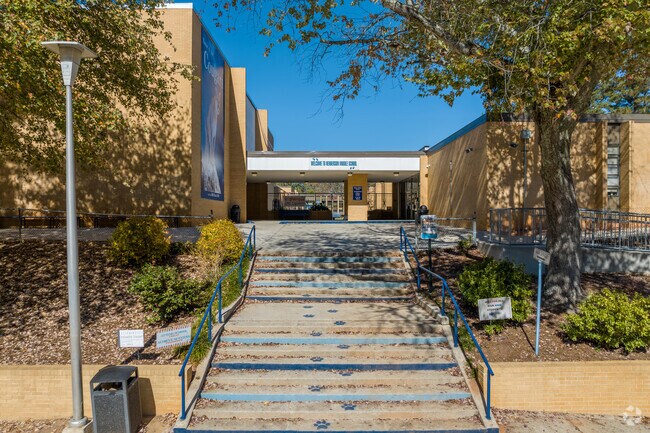 Henderson Middle School has a student-to-teacher ratio of about 14:1 while serving the Sagamore Hills neighborhood.