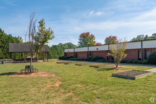 Kemp Elementary School has a student-teacher ratio of 15 to 1.