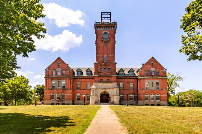 The V Lindsay Sda School serves students K-8th grade.