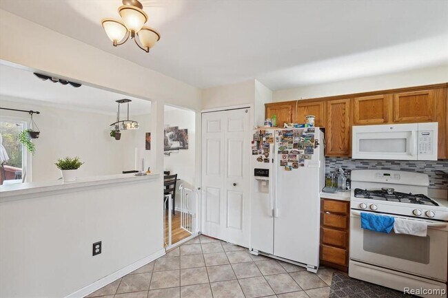 44563 Savery Dr, Canton, MI 48187 - photo 6