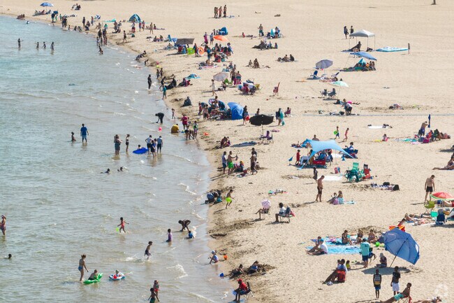 Park City is conveniently located just southwest of Waukegan, 5 miles from the beaches.