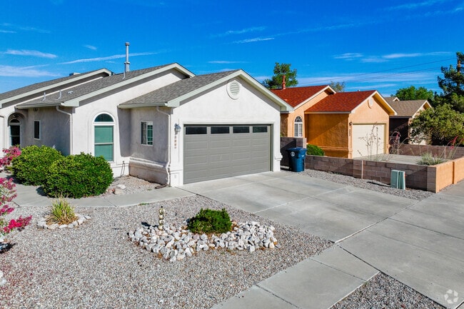 Homes in North Domingo Baca tend to have stucco siding.
