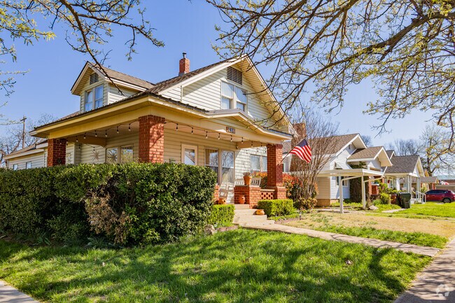 Craftsman homes built in the early 20th century are a common sight in First Courthouse.