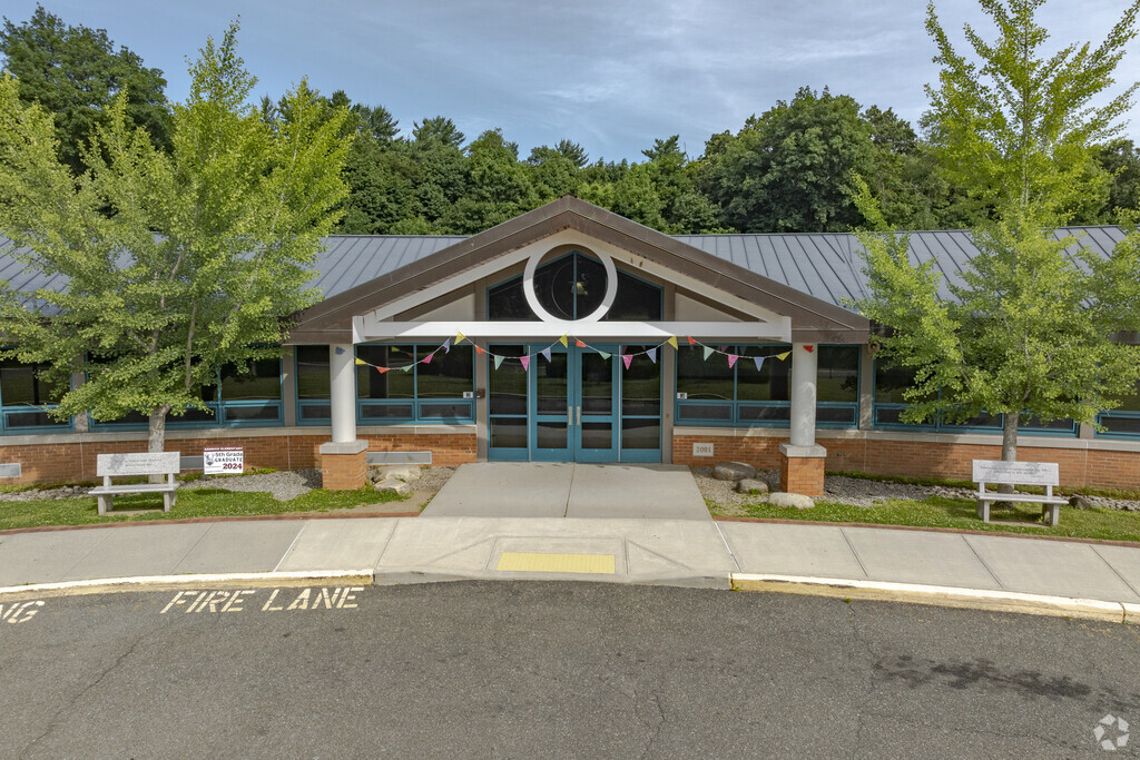 Kensico School is located at 320 Columbus Avenue in Valhalla, NY.