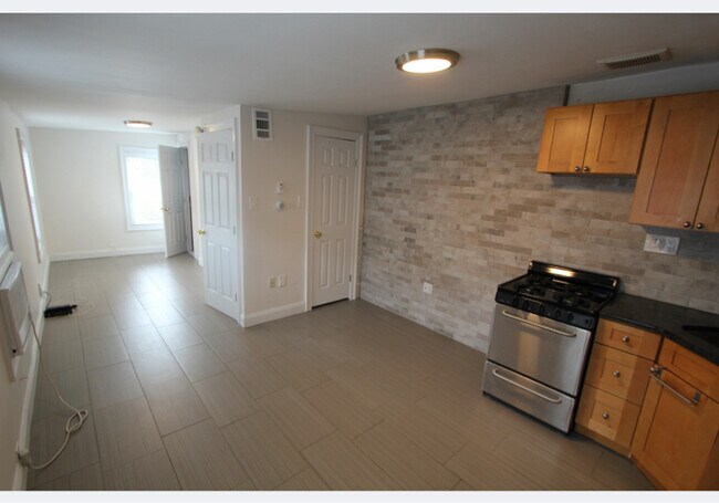 1920 Bainbridge St unit 3R, Philadelphia, PA 19146 - photo 4