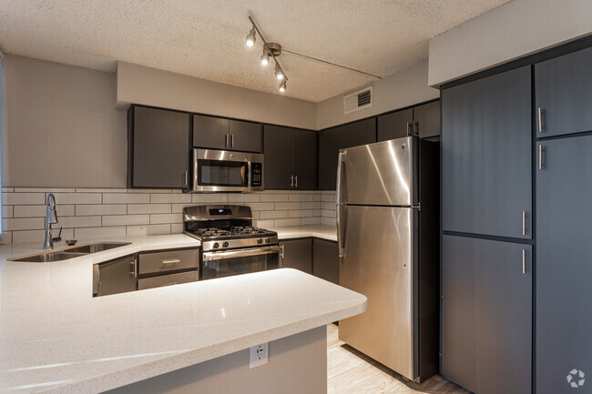 2BR, 2BA - 881SF