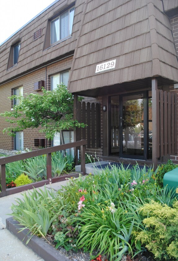 Middlefield Village Apartments 16129 E High St, Middlefield, OH