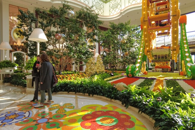 Encore in Downtown Everett has lots of great holiday displays.