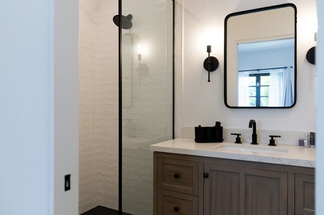 Fully Furnished Gem in a Prime Location, Los Angeles, CA 90036 - photo 6