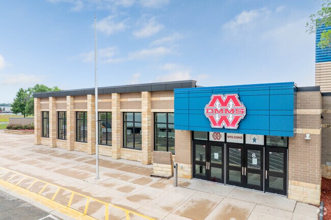 Dakota Meadows Middle School enrolls 25% economically disadvantaged students.