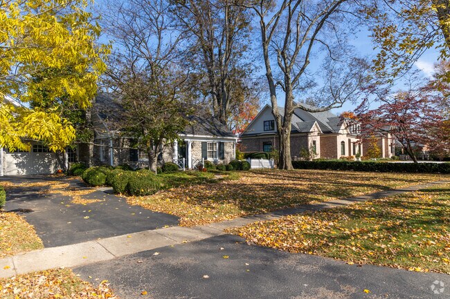 The average household income in Lakeview Estates is around $112,125.