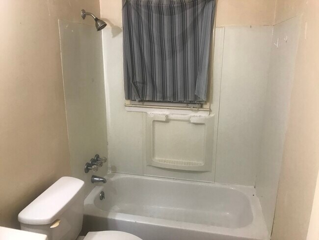 208 Wayne Ave, Goldsboro, NC 27530 - photo 6