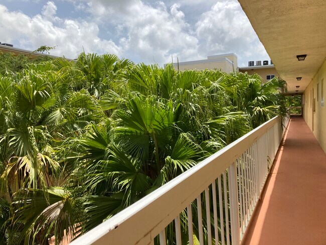 7800 Camino Real unit Village of Kings Cre, Miami, FL 33143 - photo 5