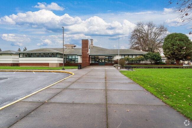 Kelly Middle School serves grades 6-8 in Eugene, Oregon.