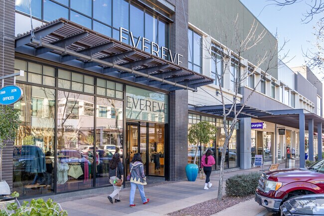 SanTan Village is an open-air, super regional lifestyle center located near Lyon’s Gate.