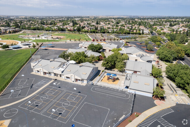 Thomas Jefferson Elementary School located in the Stanford neighborhood.