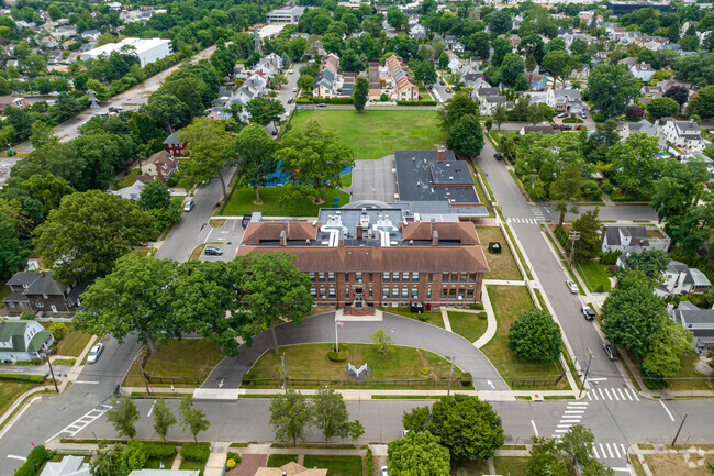 Roslyn Heights Elementary School has a student to teacher ratio of 13 to 1.