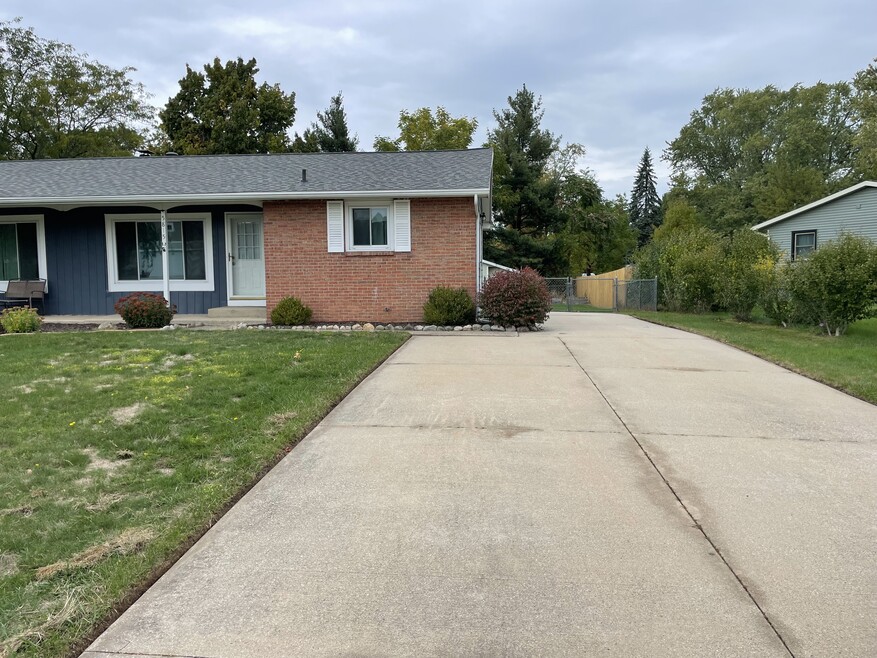 5815 Country View Dr unit 5815 Country View, Allendale, MI 49401 - photo 1