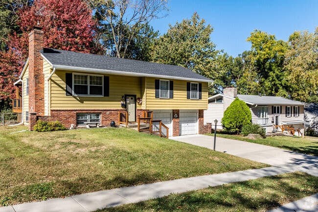 The homes in Cunningham Heights are brightly colored and have nice curb appeal.