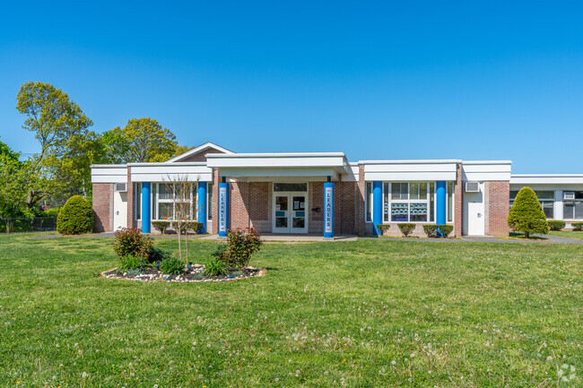 Grundy Avenue School has a student-teacher ratio of 13 to 1.